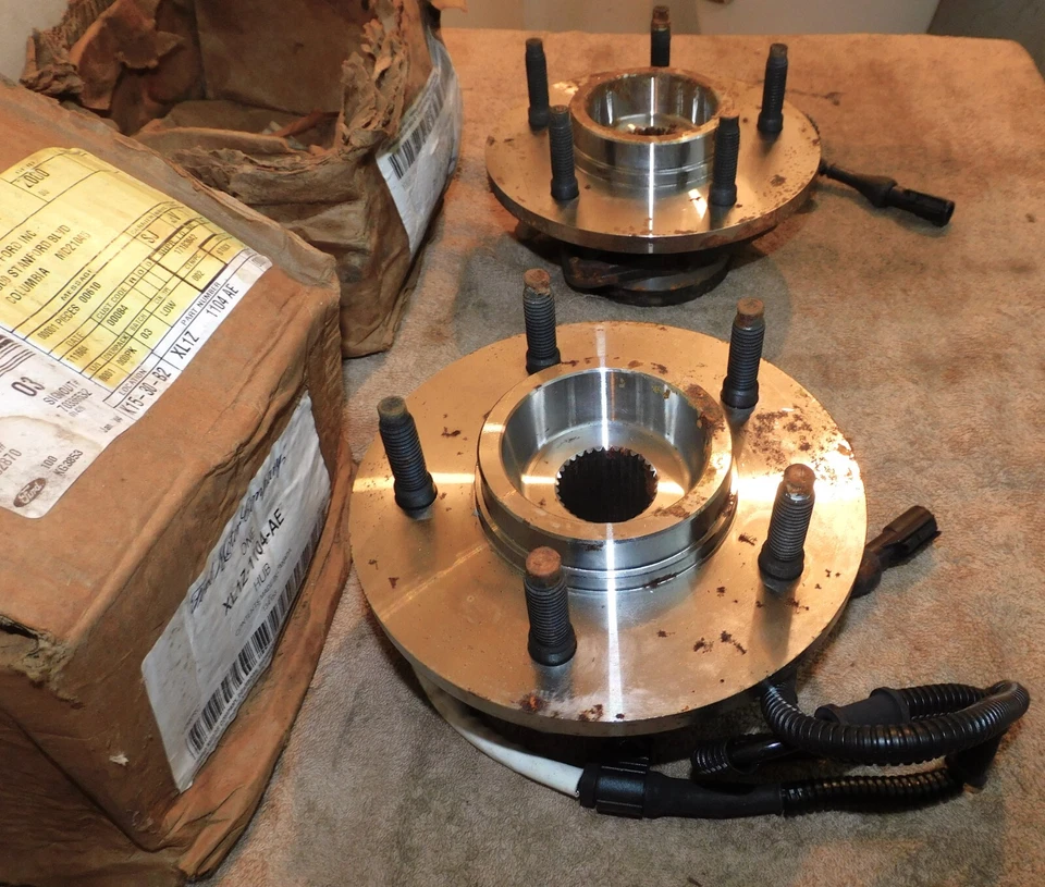 1997-2000 Ford Expedition 4x4 NOS FRONT WHEEL HUBS and BEARING ASSEMBLIES w/ ABS - Image 2 of 4
