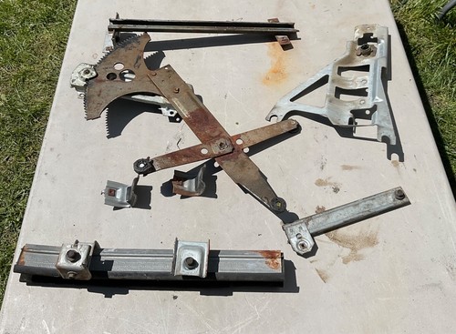 Pontiac Fiero 1984-88 = lado izquierdo = regulador de ventana manual y seguimiento y herrajes - Imagen 8 de 9