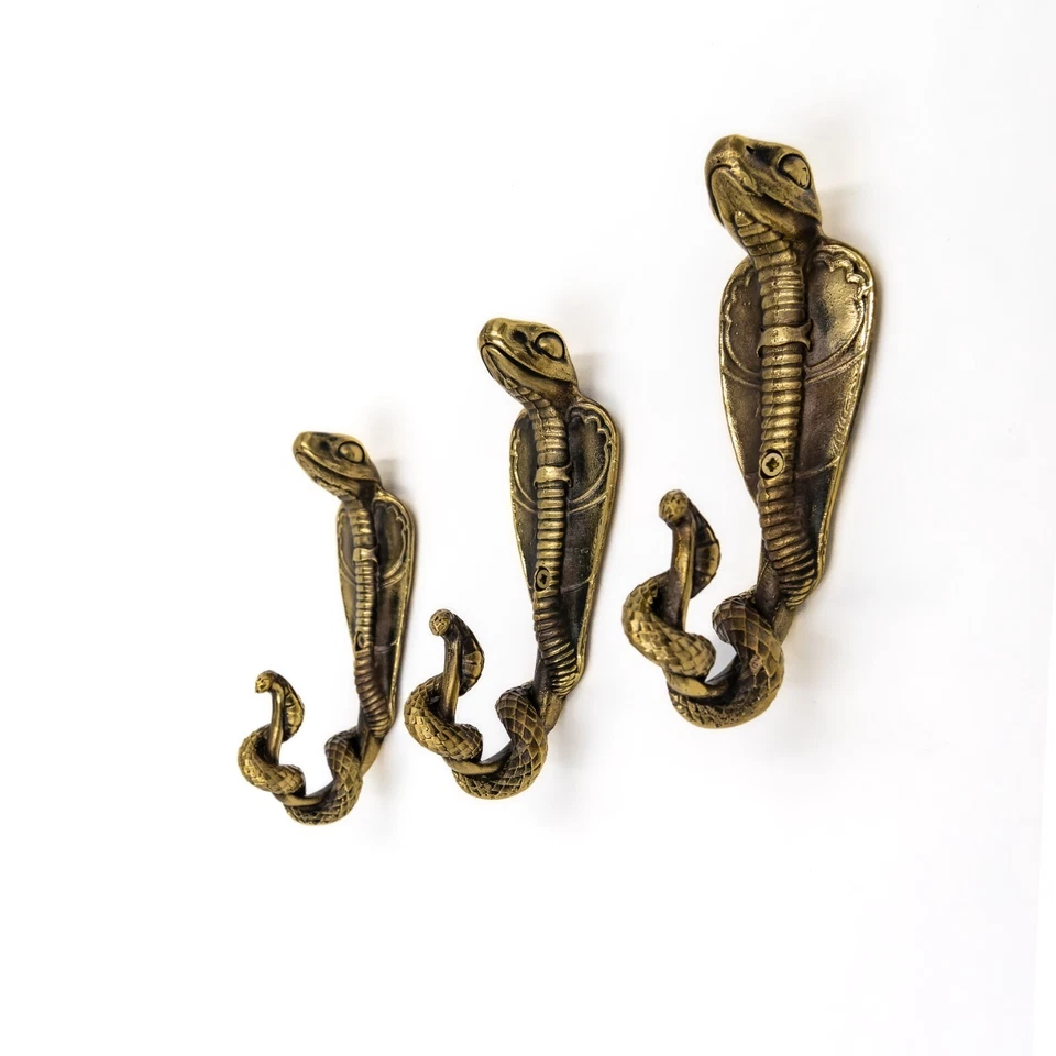 El gancho de pared 'Fairytale Cobra' es un gancho grande y resistente. Foto 2 de 4