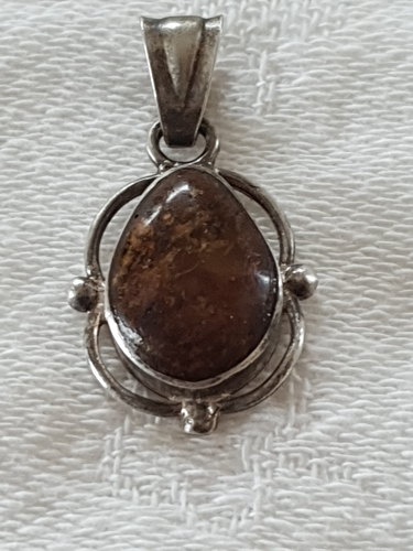 Pendentif ancien Art nouveau en argent massif et ambre foncée