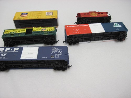 HO SCALE TRAIN CARS CATTLE CAR,3- FREIGHT CARS , CABOOSE  FROM SET - Picture 2 of 7