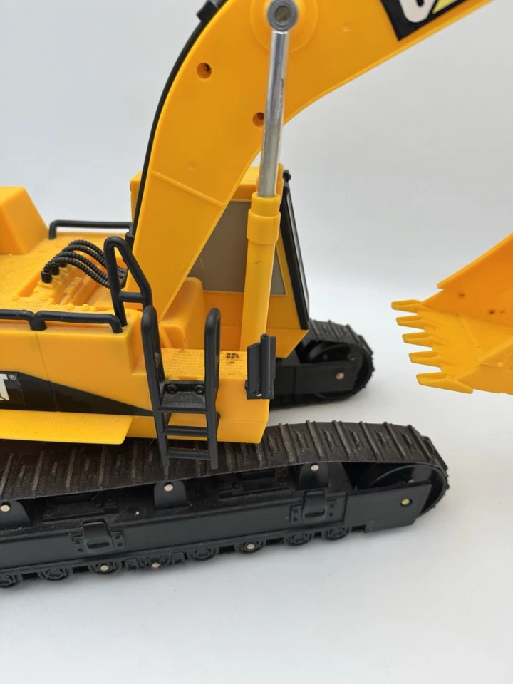 Excavadora Toy State Industrial Caterpillar CAT 1993 de colección con cable R/C probada funciona Foto 3 de 4