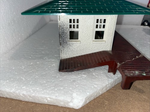 Plasticville O-27 Gauge Depot Used Missing Signs Model Railroad Layout - Picture 3 of 5