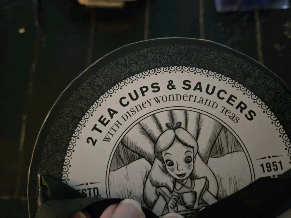 Juego de tazas de té Alicia en el país de las maravillas negras sin cumpleaños parques de Disney Foto 3 de 4