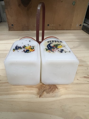 Vintage Tipp City Milk Glass Spice Set Shakers with stand Cornucopia - Bild 5 von 6