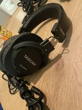 TASCAM TH-200X Studio Headphones  LN