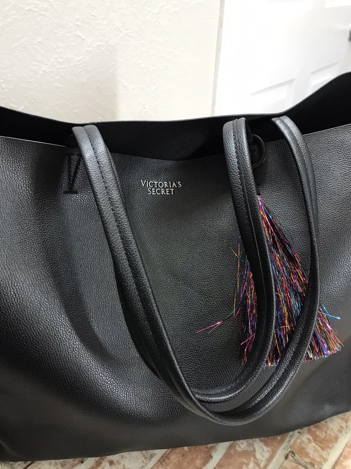 Bolso de Mano Grande Shopper Victoria's Secret Negro Imitación Cuero Vegano Borla Foto 3 de 4