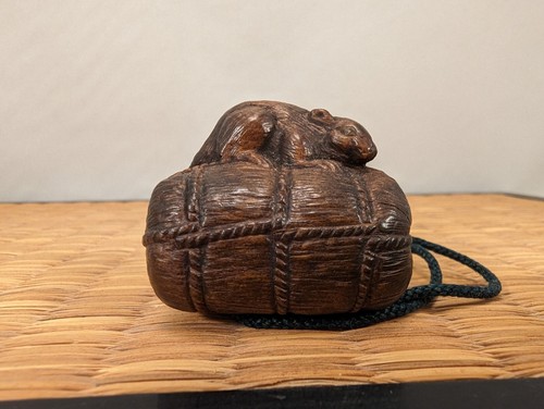 Antique Japanese Wood Netsuke Rat Nezumi on Rice Bale Japan - Picture 19 of 24