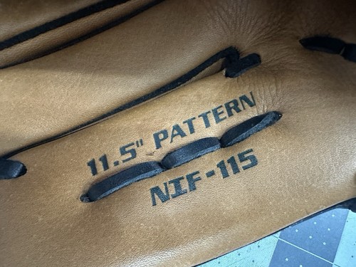 GUANTE DE PELOTA JUVENIL EASTON 11.5" NIF-115 DERECHO NATURAL AJUSTE IDEAL - Imagen 7 de 12