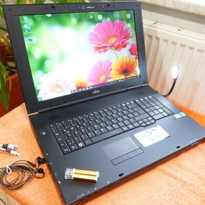 Siemens Li3910 BUISNESS 17 Zoll BrillantView HDPLUS l 320GB HDD Windows 10 PRO