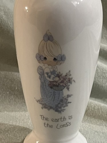 Jarrón Bud Vintage Precious Moments The Earth Is The Lords 1985 Japón 6" de alto - Imagen 2 de 4
