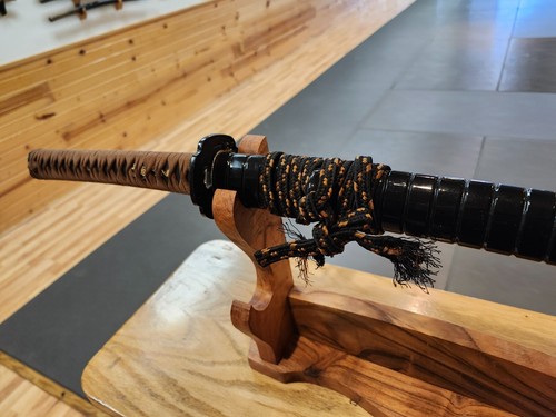 Brown Suede Tsuka Katana with Hitatsu T10 Blade and ribbed Saya- Beautiful Hamon - Picture 15 of 16