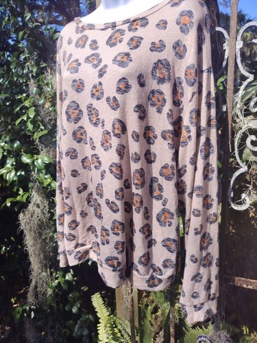 Fantastic Fawn Light weight oversized pullover- leopard print Top ,Sweate L - Picture 2 of 6
