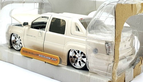 Jada 1/24 Scale Diecast 53959 - 2002 Cadillac Escalade EXT - Cream - Picture 2 of 5