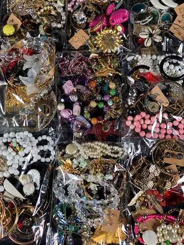 ESTATE VINTAGE TO NOW COSTUME JEWELRY LOT 20 PIECES ...