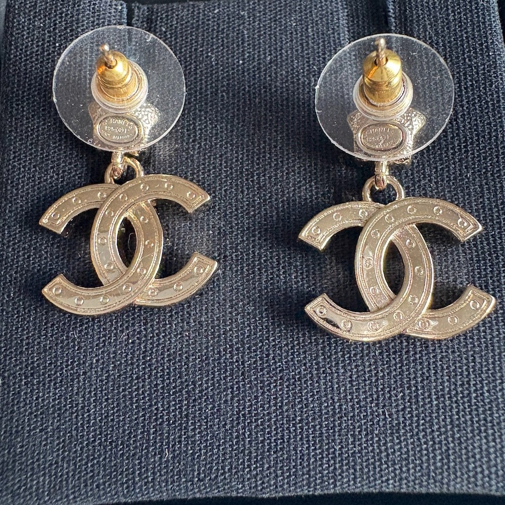 Authentic Chanel 2025 25P Fuchsia Pink Star Crystal CC Logo