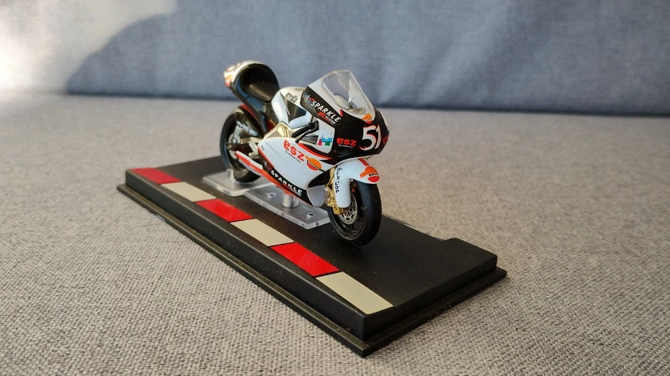 moto GP ixo  Aprilia RSW250   "ALEX DE ANGELIS   "  2004 - Photo 2/4