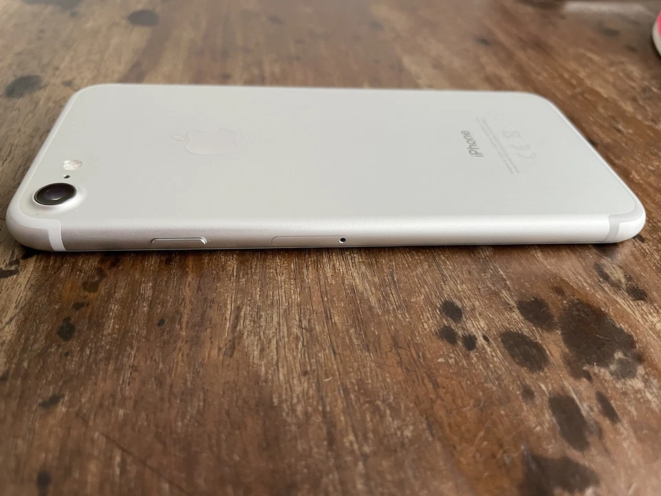 Apple iPhone 7 - 32GB - Argento (Sbloccato) - Immagine 3 di 4