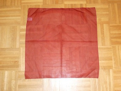 Nickituch in Burgundy v. Bijou Brigitte , ca. 53 x 50 cm.