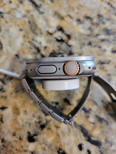 Apple Watch Ultra2 49MM • Boîtier céramique titane • Cristal saphir • GPS + cellulaire - Photo 3 sur 7