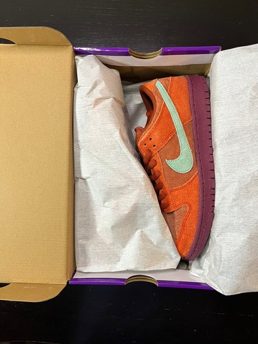 Nike SB Dunk Low Pro PRM "Mystic Red" (Uomo 9/Donna 10.5) DV5429-601 - Foto 8 di 9