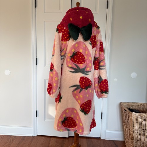 Strawberry Hooded Robe Red Pink Size Medium /Large - Picture 8 of 9