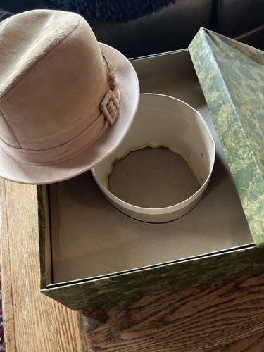 Dobbs Fedora - Beige Suede - Never Worn - Size 7.25 - Excellent Condition - Picture 7 of 14