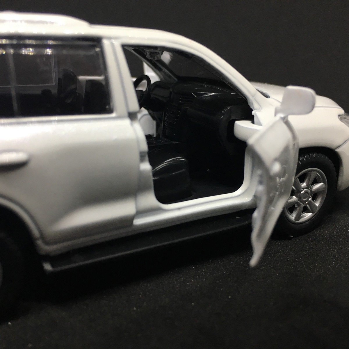 【新品】Lexus LX 570 ホワイト 1/43スケール 1/43 Lexus LX 570 Black / White Diecast Metal Model Opening