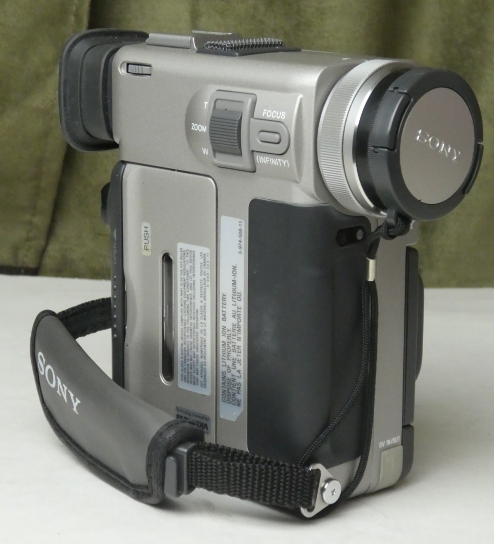 Sony HandyCam DCR-PC7 Mini DV Camcorder Digital Video Camera w