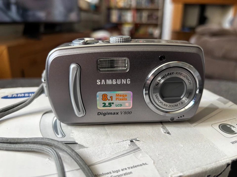 SAMSUNG Digimax V800 Compact Digital Camera with 2 batteries, charger and case   - Image 3 of 4
