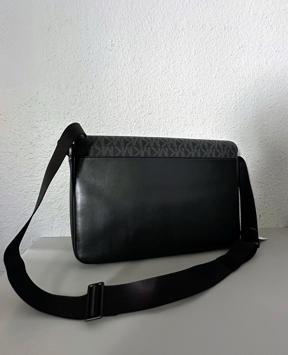 MICHAEL KORS ブラックメッセンジャーバッグ - メルカリ