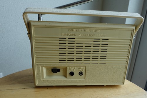 Vintage General Electric GE AM FM Transistor Radio Model P2810A - Picture 7 of 15