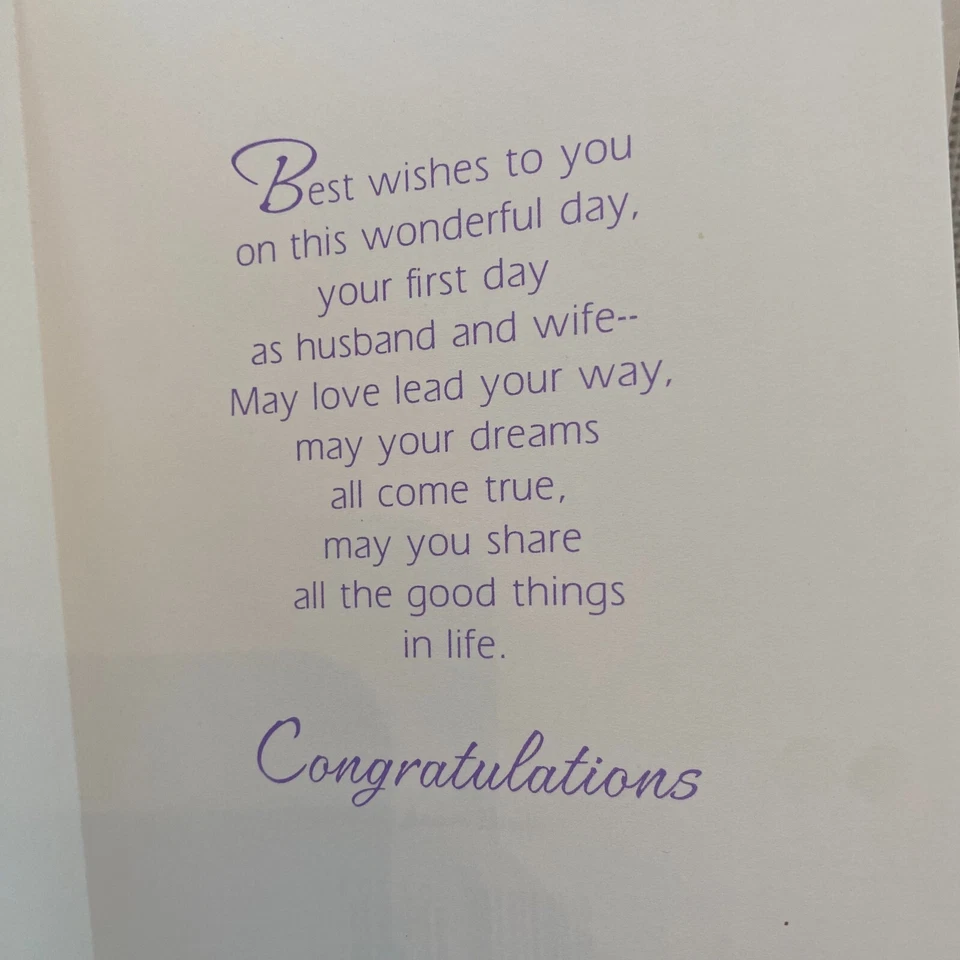 Tarjeta de felicitación de deseos de boda con flores y palomas Hallmark Foto 2 de 4