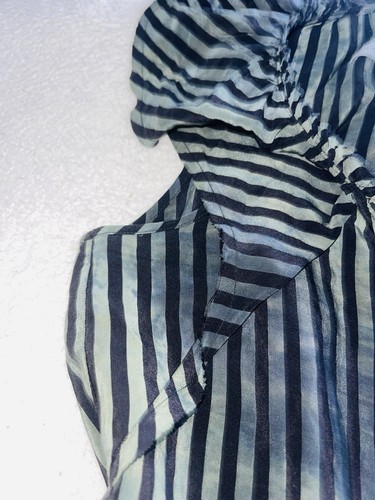 Mini Vestido Raquel Allegra Seda Tie Dye Verde Negro Rayas Volantes Bolsillos Talla 2 - Imagen 7 de 10