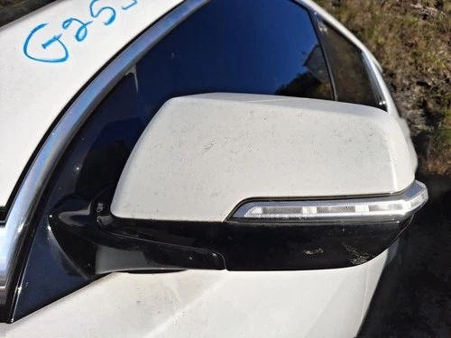 Used Left Door Mirror fits: 2019 Chevrolet Traverse power manual folding w/turn