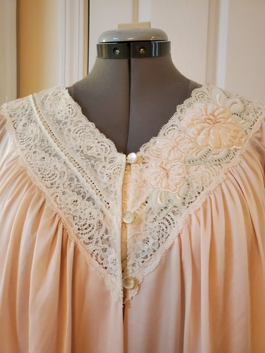 De Colección Shadowline Rosa Nylon Peignoir Conjunto Camisón y Bata Encaje Bordado Mediano - Imagen 4 de 16