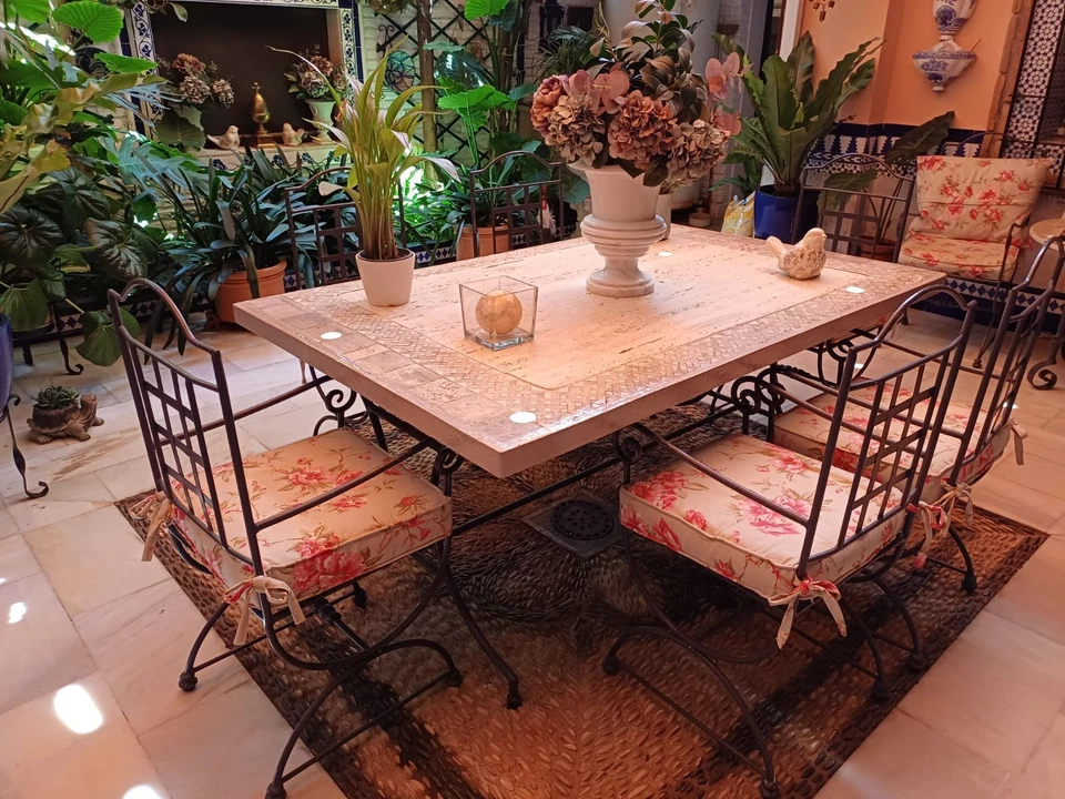 Juego de jardin de ocho sillones con cojines más mesa redonda de hierro y piedra - Imagen 2 de 4