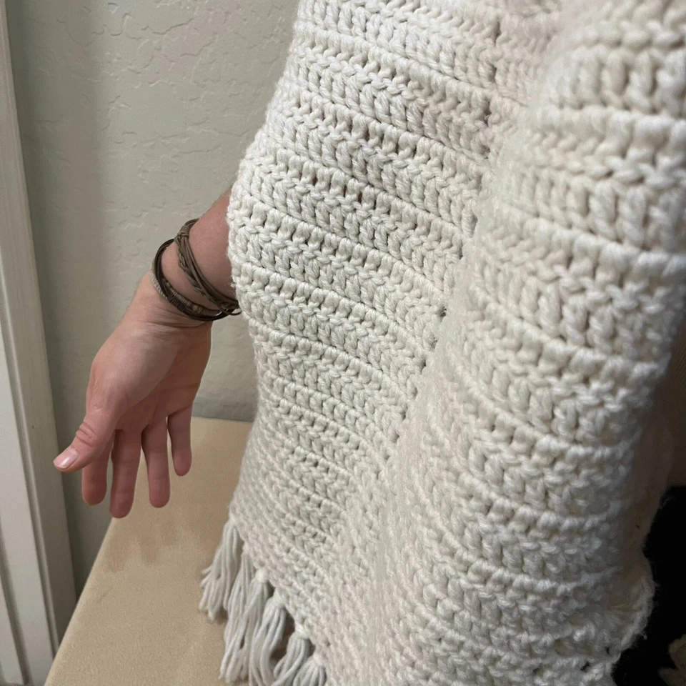 Poncho Abuela Chic Tejido a Mano Crochet Flecos Crema Botones Dorados Talla Única Chal Foto 2 de 4