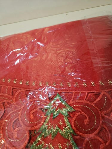 Red Christmas Embroidered 54x72" Oval Tablecloth New - Picture 5 of 5