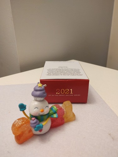 Hallmark Keepsake 2021 Dulce Década #2 Muñeco de Nieve Bufanda Caramelo Cupcake Ornamento - Imagen 10 de 12
