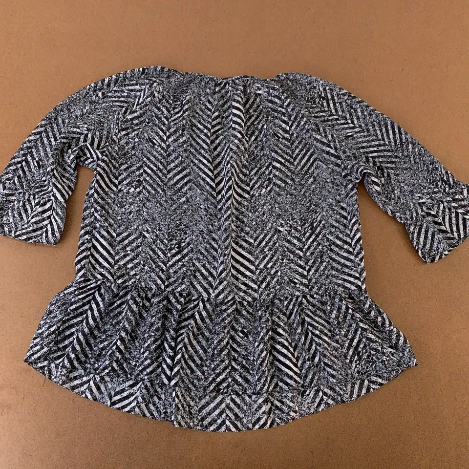 Prenda para el torso pulóver peplum con cuello recogido manga 3/4 estampado gris medio Kensie para mujer Foto 4 de 4