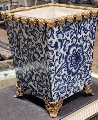 Chinoiserie Porzellan zierliches Übertopf mit Bronzeakzenten - 5" x 6,5" Höhe - Bild 2 von 8