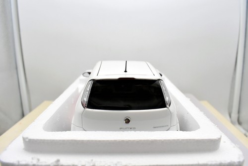 Modellino auto scala 1:18 Fiat punto evo abarth OttoMobile modellismo statico - Foto 5 di 6