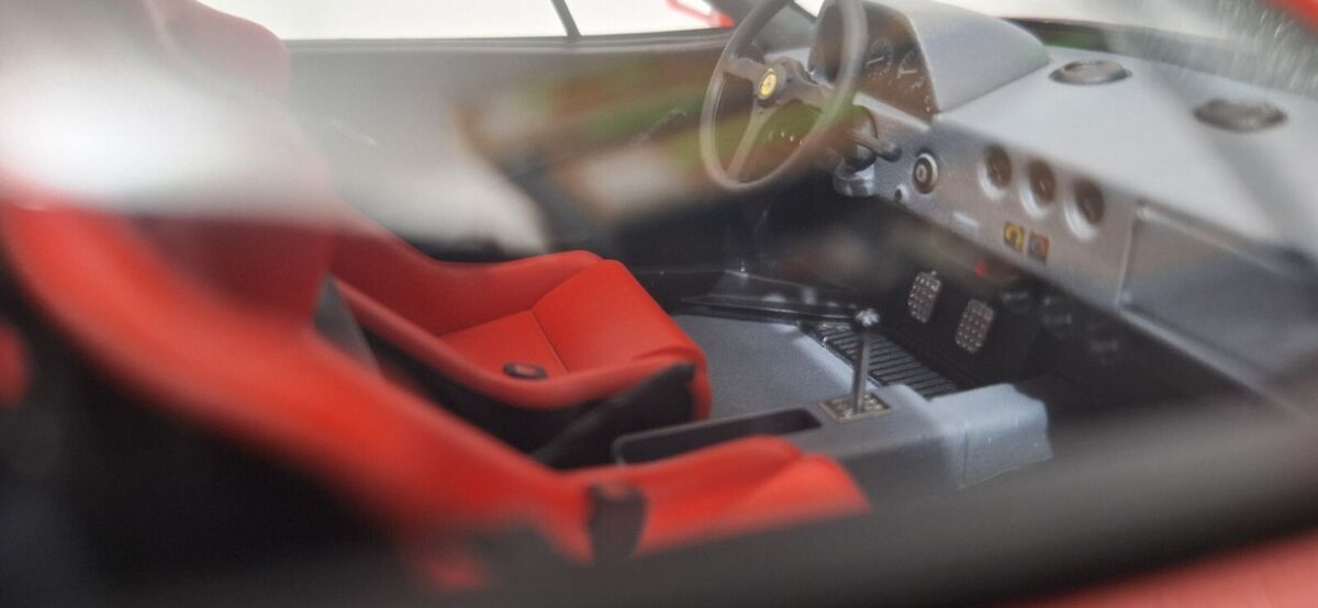 Ferrari F40 Red 1987 with Show Case and Base in Leather 1:18 Ferrari F40 Red 1987 with Show Case and Base in Leather 1:18