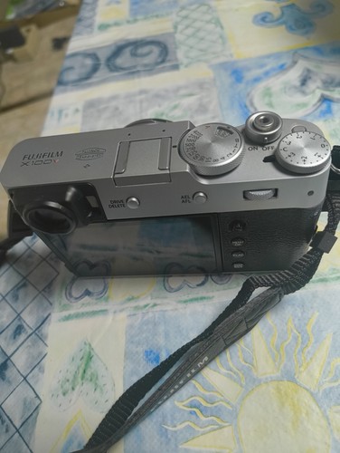 Fujifilm X100V 26,1 MP Kompaktkamera - Silber (16642965) - Bild 3 von 6