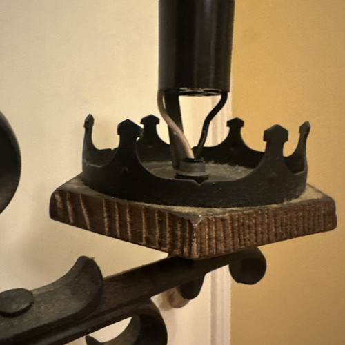 Vintage Tudor Gothic Kronleuchter mit 2 Lichtern Schmiedeeisen Schnörkel Holzimitat USA - Bild 9 von 24