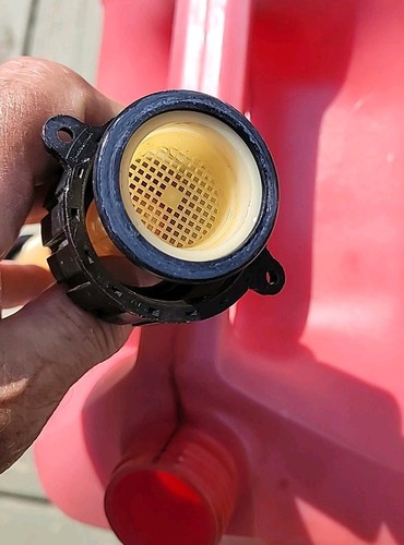 Gott Rubbermaid 5 Gallon Gas Can with Pre-Ban Spout and Vent - Picture 6 of 8