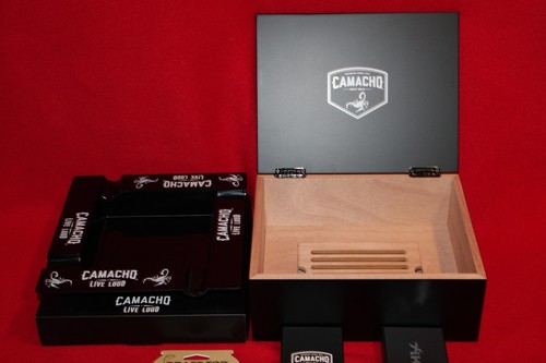 Camacho Cigar Lot - Humidor, Lighter, Cutter, Ashtray, Can Opener, Bag - NEW - Picture 3 of 10