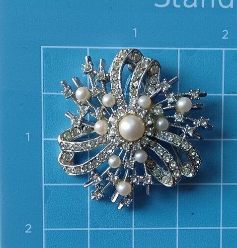 Beautiful Rhinestone and Pearl Silver-Tone Brooch...unbranded - Picture 3 of 4