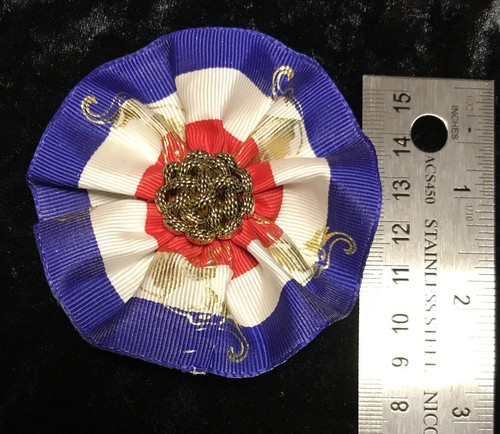 Kokarde blau weiß rot mit goldenen Elepants und einem goldfarbenen Akzent in der Mitte. 3 zoll